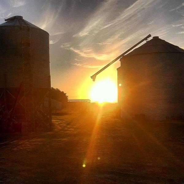 BFisch2010's tweet image. Stole this from a friend, fell in love with it. @tylerfarr #hellophotos #hellogoodbye #hellosunset #countrylife #love