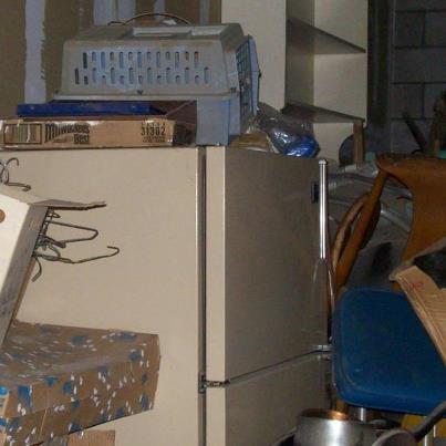 storagebattles's tweet photo. Take a peak ---> refrigerator, wood shelf, furniture http://t.co/YOtLHIdB Top #bid at $80 http://t.co/qkQMvrLN