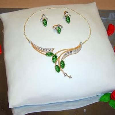 Bu ilginç pastanın süslemesi olan değerli mücevherleri kim almak istemez ki?