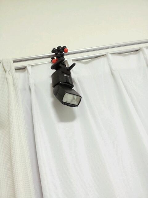ゴリラポッド×ストロボでこういう使い方出来ないかなと思って昨夜つけてみて、朝そのままになってるの見て「監視カメラ付いてる?!」と寝ぼけたアカウントが