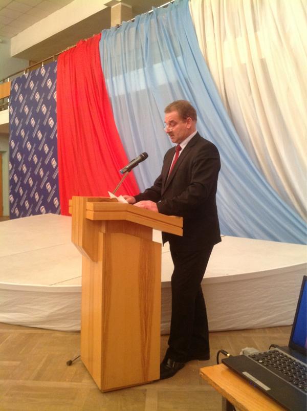 В данную минуту с речью выступает первый кандидат -  Волков Игорь Евгеньевич.