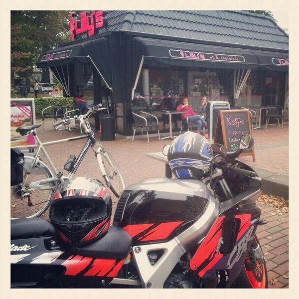 1989_Marc's tweet photo. Lekker ijsje gegeten @LillysIJssalons in #Zuidlaren http://t.co/HzXZx81L