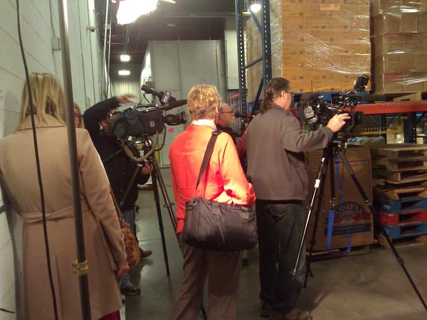 PamisuePorkPage's tweet photo. Lots of excitement for the #pork donation at @2harvest today. @oinkoutings questions really add up. #farm #food http://t.co/eNf0Fhlq