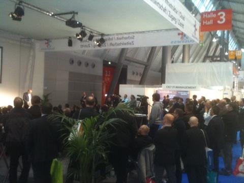 ADtiDude's tweet image. Beim Live-Hacking ist das Forum wieder ringsum belagert #itbdms