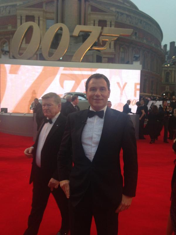 reallorraine's tweet photo. Looking good Richard!! RT @RichardAArnold: #Skyfall premiere #notdonebyhalves http://t.co/UzLx8YnX