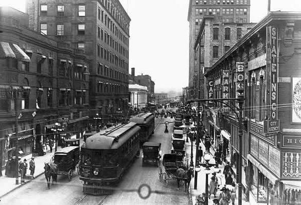 Discover_Iowa's tweet photo. Sixth Avenue in Des Moines, Iowa, 1910 http://t.co/FmpakJ6F