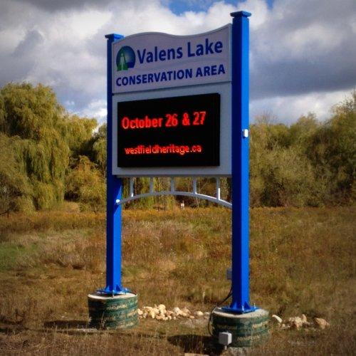 FineLinesSigns's tweet image. We think this pylon sign with LED display 'shaped up' pretty nice! #signs #signage #leddisplays #pylonsign