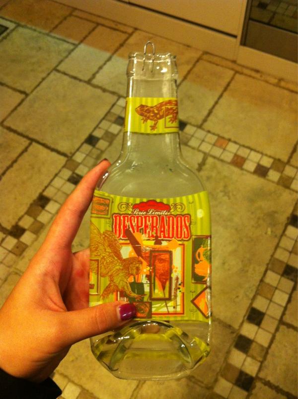 Hwoodsy_'s tweet image. Don't know how this happened but its fucking amazing #flatbottle #desperados