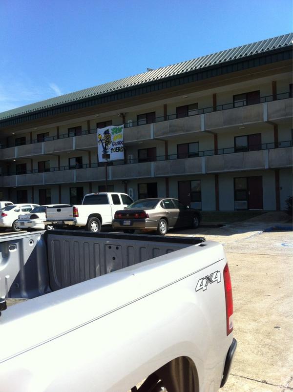 roriesam's tweet image. Another day at Yarbor hall #NEtigers