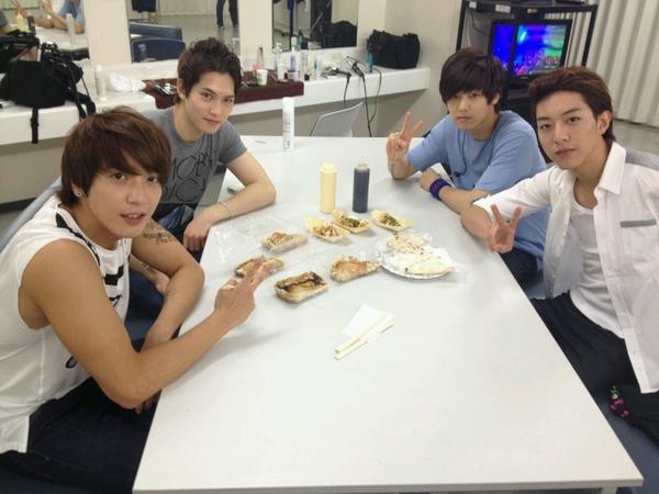 official_CNBLUE's tweet photo. 여러분~ 아레나 투어중 오사카 대기실에서 찍은 사진입니다 타코야키 Song이 생각나네요!! http://t.co/jr81RY6i