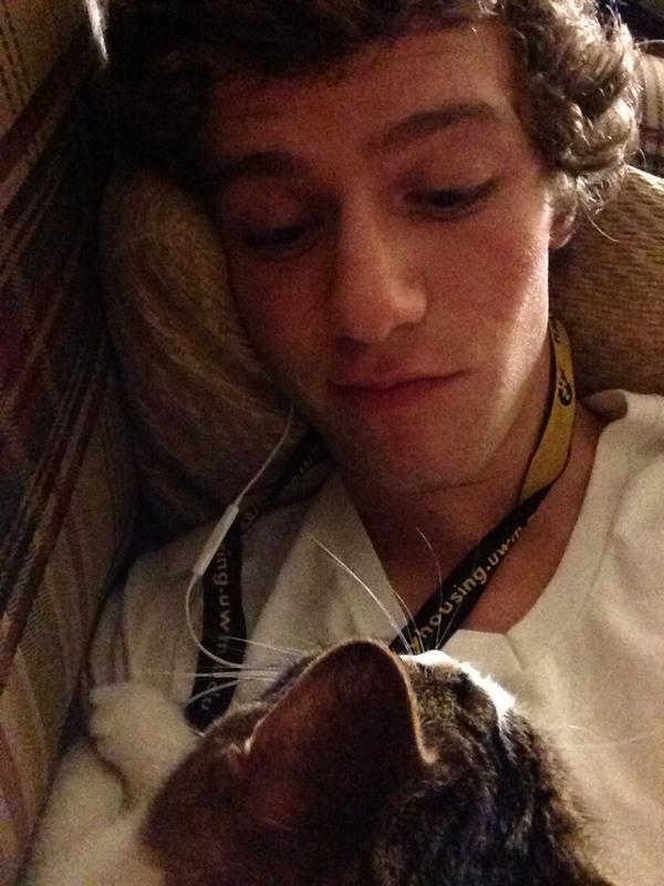 double_d1012's tweet image. Moe can tell I've had a long day #kittycuddling #purringmachine