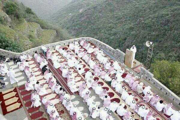 ThsheeshTime's tweet photo. هذا المنظر لو كان في دولة اجنبية لاستمرينا نتكلم عنه ونتغزل به دهراً انه مسجدالعيد في جبال فيفا بالسعودية ، هل سيعجنا؟! http://t.co/46rYbCqF