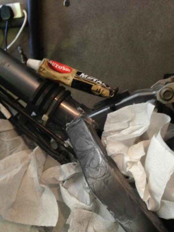 FrankieStennett's tweet photo. Frame polishing cause I'm off work #autosol #mx #suzuki http://t.co/SvjFCQGC