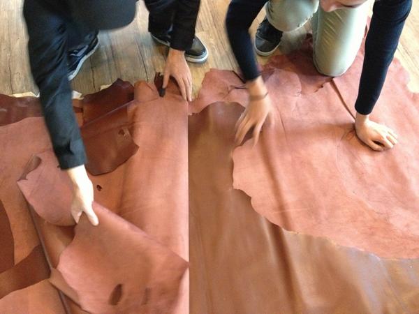 Lifegram's tweet image. 누드본즈 A-2 jacket에 사용되는 말가죽 고르는 생산담당자 유철형과 막내디자이너 용기군입니다.