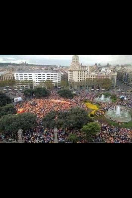 Tonicanto1's tweet photo. Los q dicen q hoy en la manifestación había media docena d personas son los q dicen en otras ocasiones q había millones http://t.co/L5E7Ye7o