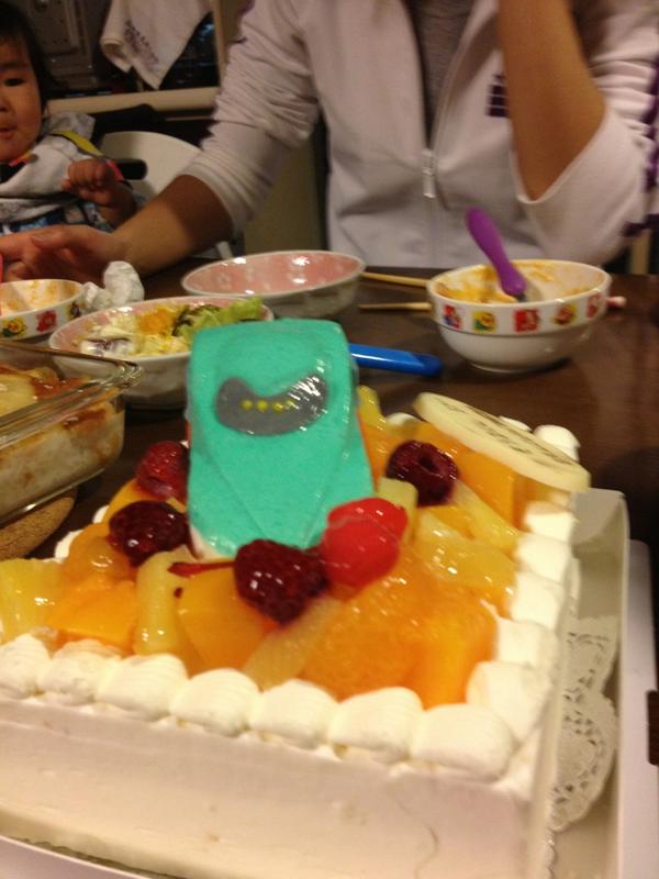 vicepresi's tweet photo. 今日誕生日だった新幹線好きな長男の誕生日ケーキ(^o^)Ｅ５系が上にのってるなんていまどきのケーキはレベル高いなぁ^^; http://t.co/vdL4GbQO