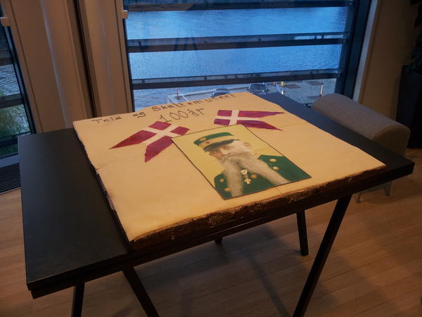 Så er der fødselsdagsgave. Den dufter godt #kulturnat ^Tora