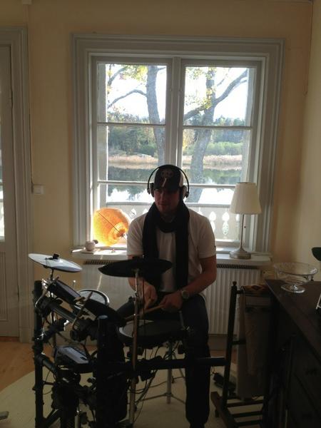 Fischerking23's tweet image. @No1Jansson jammar loss innan inspelning av #pppodcast
Lät bra, Savannah började dansa!