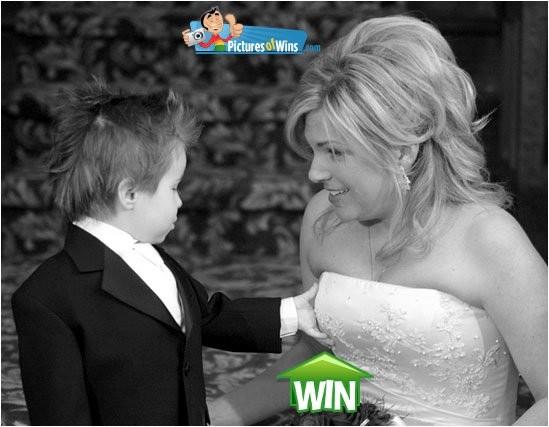 AssBoobTouch's tweet photo. Lol! Kid grab bride's boob!! http://t.co/JNHHntCo