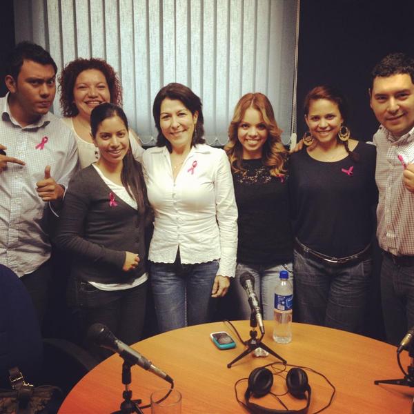 En cabina de @LaProgreFM con la fundación 'Gente ayudando Gente' con nuestro listón rosado #TodosJuntosContraElCancer