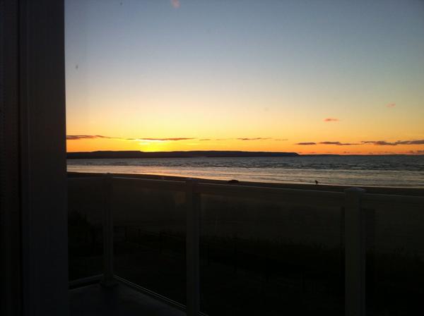 beach4wasaga's tweet photo. It's October 12 and still no snow in #Wasaga. The #sunset is as beautiful as ever! http://t.co/NvUEq0H3