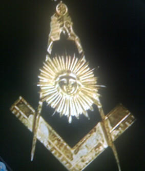 AlmarioMor's tweet photo. @masoneria http://t.co/8God4Ph2