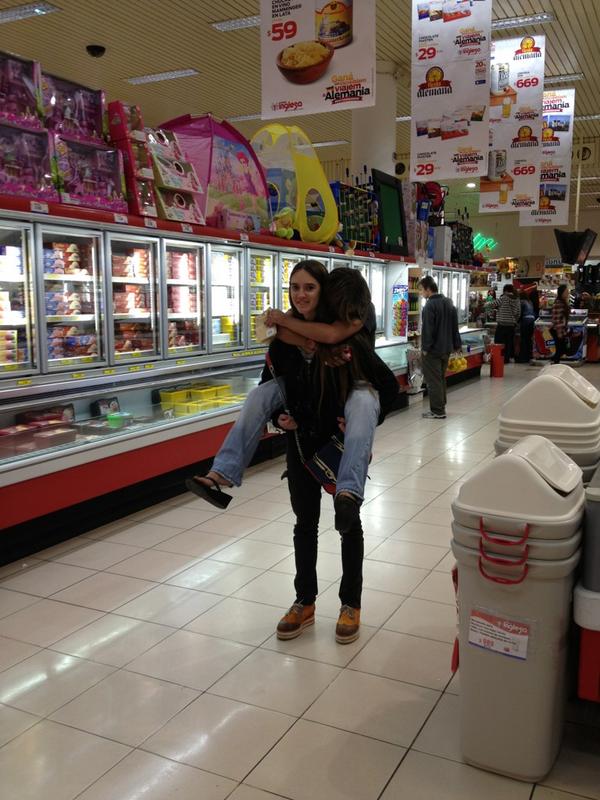 torrcam's tweet photo. Buenas amigas si las hay #cargandoconunareaaca @pitid http://t.co/8AkRI5Uy