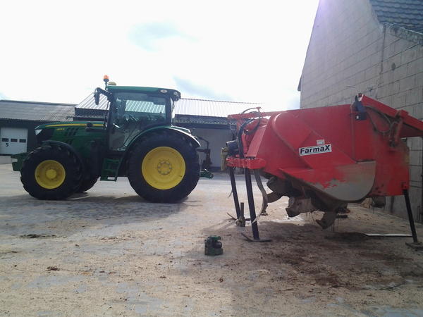 FrancGoertz's tweet photo. Nieuwe spitmachine is een beetje groot voor johny http://t.co/N2RPK95D