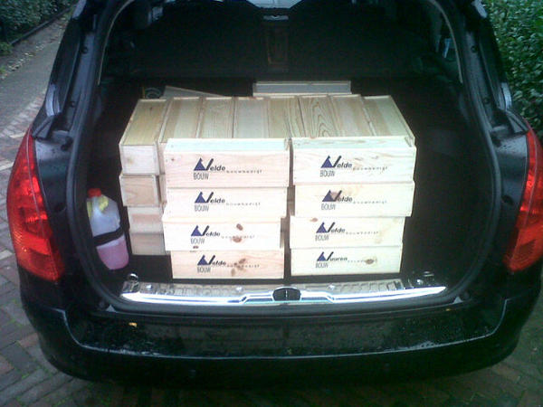 WijnvanBoot's tweet image. De eerste bezorging van dit najaar. 50 bedrukte kistjes met topwijn richting Boskoop!