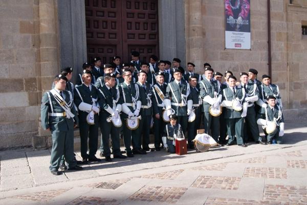 La banda con el prestigioso galardón de Barandales de Honor, en la puerta de la Diputación