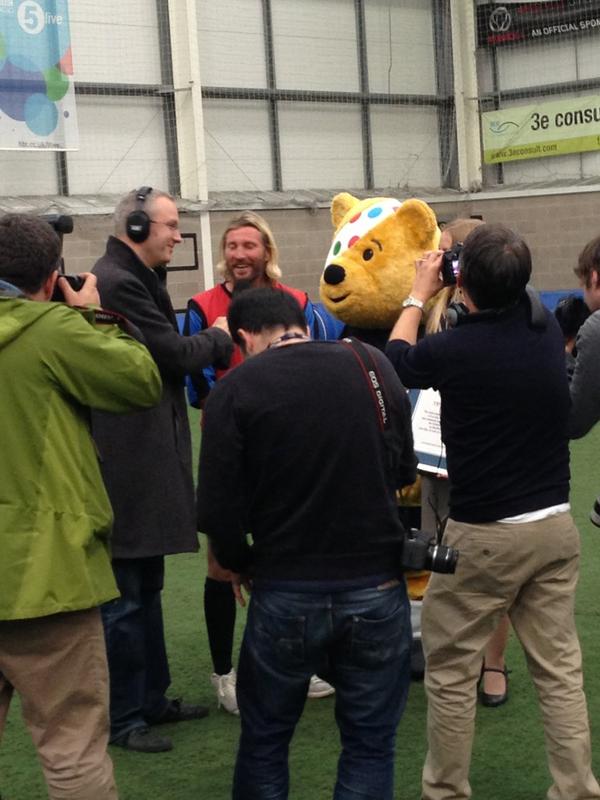 bbc5live's tweet photo. Latest picture! >> RT @bbc606: Pudsey arrives at #5liveaside as a new world record is announced! http://t.co/MOKyWM9t #5liveoctoberfest