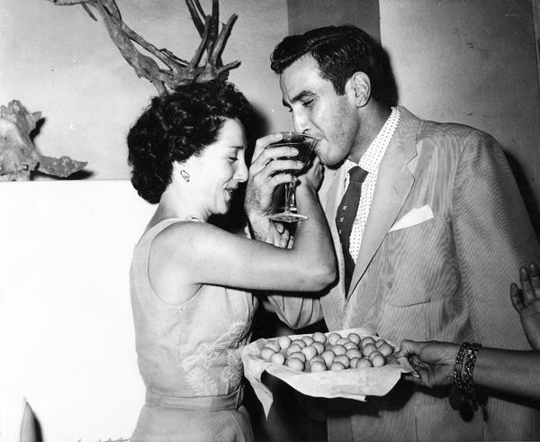 Gussantv's tweet photo. ESTA ES LA BODA DE MIS PADRES....SE CONOCIERON UN VIERNES Y SE CASARON EL SABADO DE LA OTRA SEMANA...JAJAJAJA http://t.co/QmZGnFVx