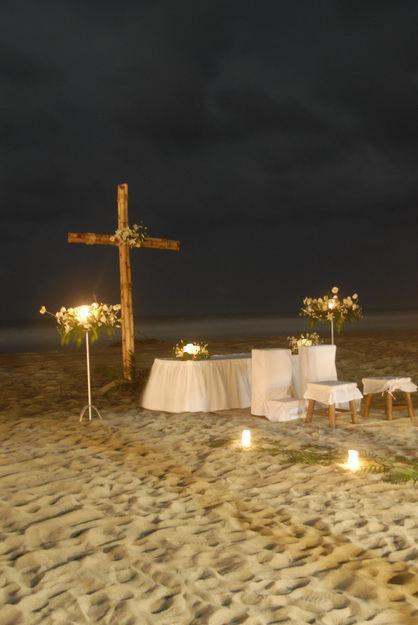 3bolEventos's tweet photo. Hermosa decoración de boda en la playa de noche.Las velas son detalles que decoran. http://t.co/pS704TTu