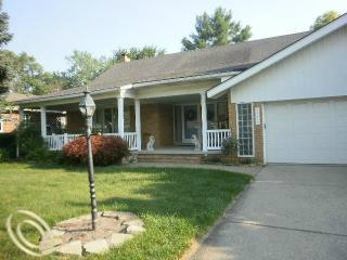 TeamVisionSells's tweet image. 20559AnitaHarperWoodsMI-4Bed-2Bath-2CarAtt-PartFinBasement-2646SqFt-Library/FormalDining-LargeLot-$129,900| Team Vision