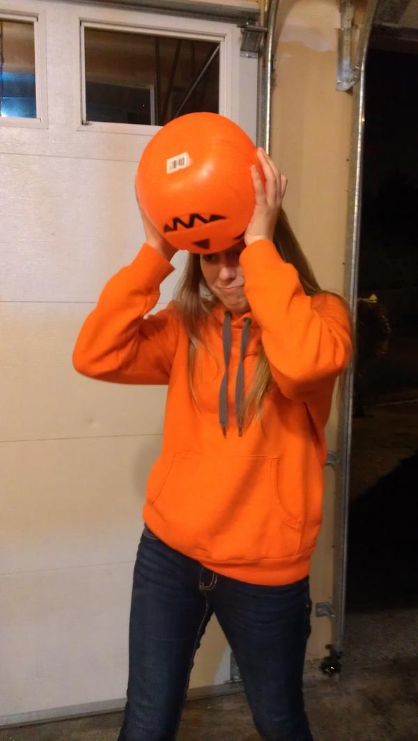 shelbsliz's tweet image. Kassidi tried to put the pumpkin on her head #whatasmartcookie #pointsforeffort @r_kapper1