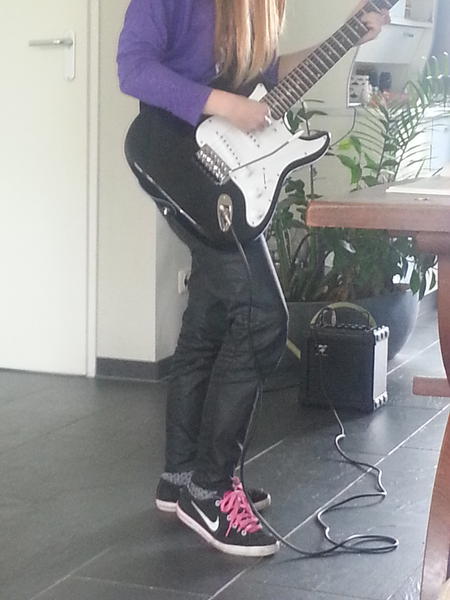 IkBenVrouwtje's tweet image. Pootjes op mijn oren. #duivelse geluiden haha