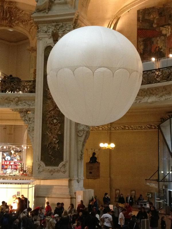 palaisdecouvert's tweet photo. Wow les #enfants font du #ballon au #PalaisDeLaDecouverte ! #FeteDeLaScience #fds2012 #parents #Paris http://t.co/teU9Y9DE