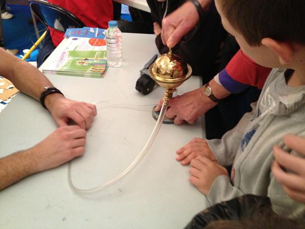 palaisdecouvert's tweet photo. La cloche à vide expliquée ! #fds2012 #FeteDeLaScience http://t.co/UQNNpGhF