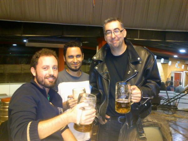 Cañas con nuestro querido pipas oficial y un fans y buen amigo!Hablándo del espectáculo del próximo Miérc. con Meteora!
