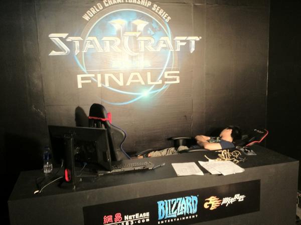 Jorosar's tweet image. Producing streams are pretty tiring! Mr. Zhu, second stream producer! #SC2WCS