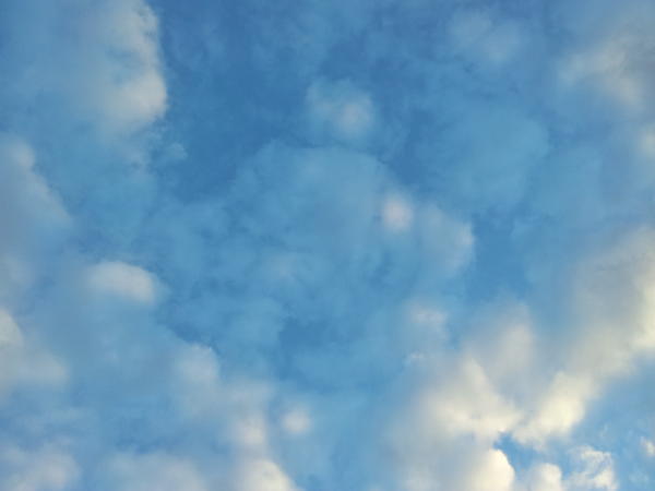 orangeblossem46's tweet photo. Very strange blue clouds man made me thinks at 6pm UK http://t.co/BxCXzFZ0
