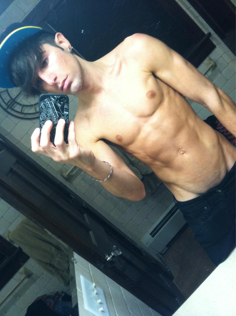 A5OSNJHCAAIhux2.jpg:large