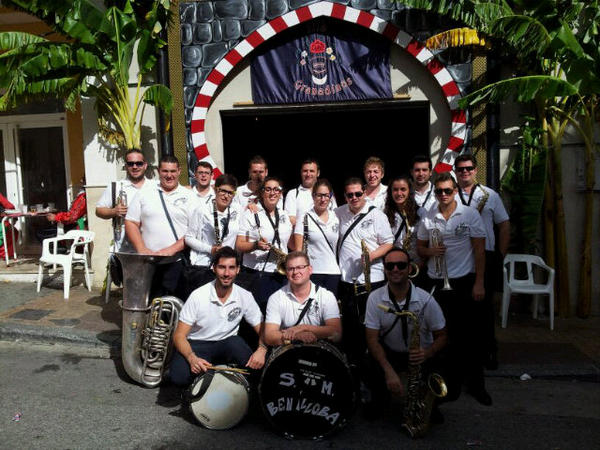 gergonlli's tweet photo. @lafilbe en @FestesdeCallosa! @amparo_beni @Gadeapiit @XikiGrowlie @SaraCaramierda @david_tubeta @DaniGibb http://t.co/sVKkTV96