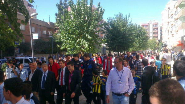 FENERBAHÇE Ülker, Siirt'te şehir turunda! Sporcularımız halkla bütünleşiyor, fotoğraf ve imza taleplerini karşılıyor.