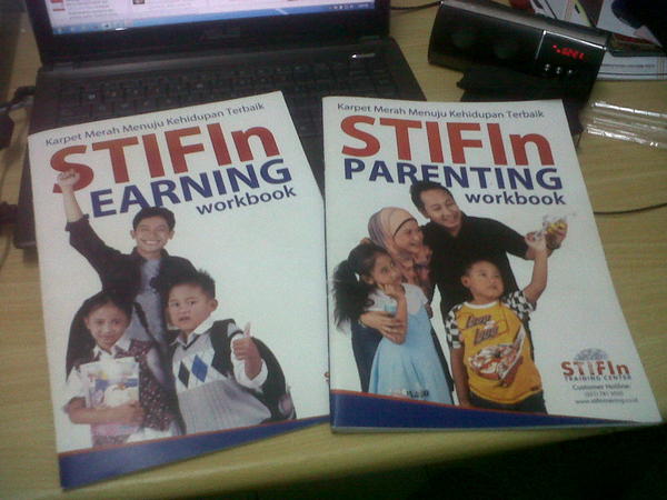 andhikaharya's tweet image. modul #STIFInParenting &amp;amp; #STIFInLearning. biar mupeng. :p hehehe @kimDa_rie @dinisumaryanti @ahadiabdul