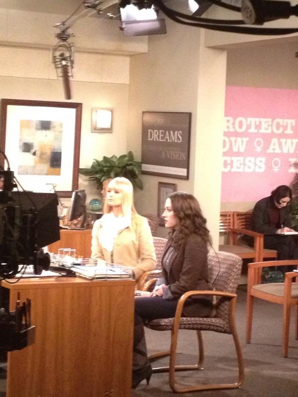 Jules471's tweet photo. On the set of 2 Broke Girls how lucky am I #2 Broke Girls http://t.co/lkQoA9No
