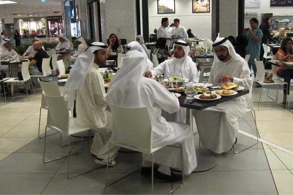 محمد بن راشد في احدى المطاعم بمركز أفنيو في الكويت