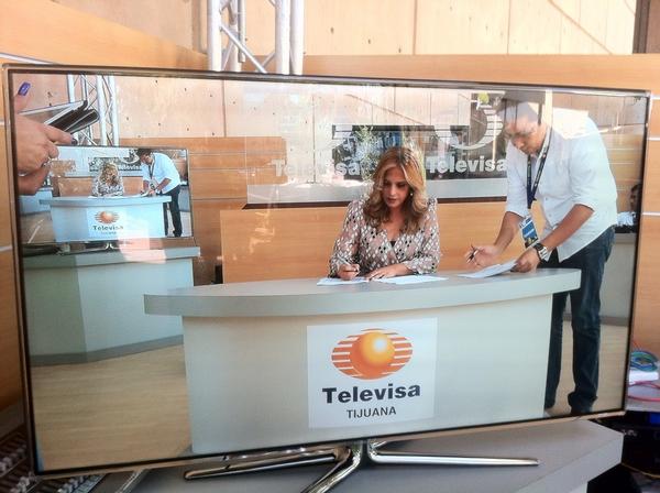 Cristina Covarrubias preparándose el noticiero a las 2 pm en Tijuana Innovadora 2012. #fb