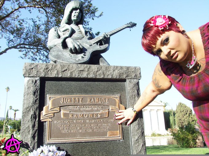 Johnny Ramone...RIP...... http://t.co/WNrA4Lrn