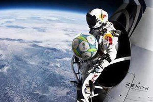 Felix Baumgartner encuentra el balón de Sergio Ramos en la estratósfera.